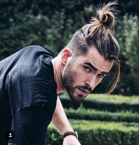 Top knot kết hợp undercut cá tính mạnh mẽ